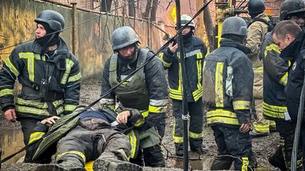 Une équipe de secours intervient à Odessa (Ukraine), le 15 mars 2024, après qu'un bombardement russe a fait au moins 20 morts. (STATE EMERGENCY SERVICE OF UKRAI / ANADOLU / AFP)