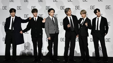 Le groupe sud-coréen BTS lors de l'annonce de la sortie de leur nouvel album "BE (Deluxe Edition)" à Séoul le 20 novembre. (JUNG YEON-JE / AFP)