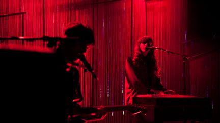 Alex Scally et Victoria Legrand, Beach House sur scène à Londres (Royaume-Uni) en mars 2013 (JAMES BERRY / MAXPPP)