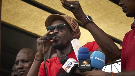 Ras Bath, de son vrai nom Mohamed Youssouf Bathily, prononce un discours à Bamako, le 18 août 2018, devant un millier de manifestants. (Michele CATTANI / AFP)