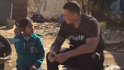 Le rugbyman néo-zélandais, Sonny Bill Williams, lors de la visite d'un camp de réfugiés syriens au Liban début décembre 2015. ( Unicef)