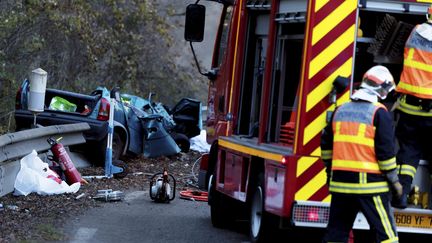 Un accident de la route &agrave; Vulbens, en Haute-Savoie, le 7 d&eacute;cembre 2013. (GREGORY YETCHMENIZA / MAXPPP)