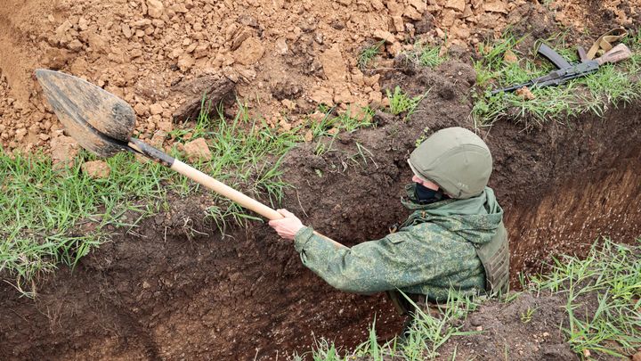 Un soldat russe creuse une tranchée en seconde ligne défensive dans la région occupée de Zaporijjia (Ukraine), le 15 avril 2023. (VALENTIN SPRINCHAK / TASS / SIPA)