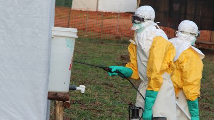 Des travailleurs d'un centre de traitement des malades d'Ebola &agrave; Lokolia, en R&eacute;publique D&eacute;mocratique du Congo, le 5 octobre 2014. (KATHY KATAYI / AFP)