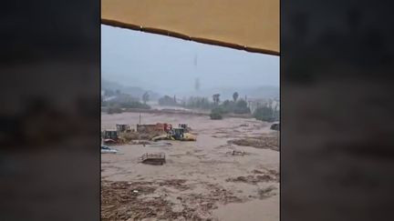 Des torrents d'eau et de boue ont envahi la ville de Malaga (Espagne). Deux semaines après le passage de la première "goutte froide", celle-ci a fait de nouveaux dégâts, mais pas de victime.