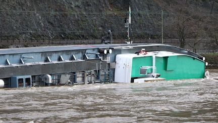 Le bateau transportant de l'acide a chaviré sur le Rhin, jeudi 13 janvier, en Allemagne sans causer de fuite. (AFP)