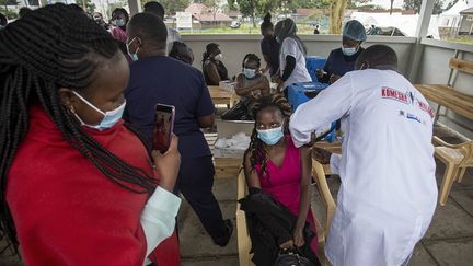 Campagne de&nbsp;vaccination Covid-19 à l'hôpital Mbagathi, à Nairobi, le 12 avril 2021. (ROBERT BONET / NURPHOTO)