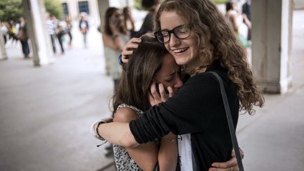 Des lyc&eacute;ennes se congratulent apr&egrave;s avoir pris connaissance de leurs r&eacute;sultats au baccalaur&eacute;at, &agrave; Paris, le 4 juillet 2014. (FRED DUFOUR / AFP)