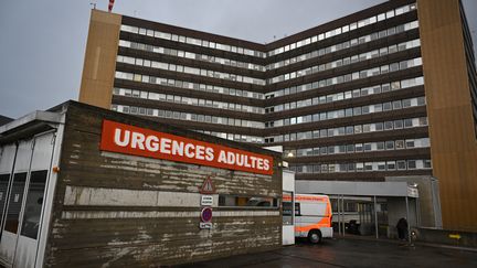 L'entrée des urgences adultes de l'hôpital de Hautepierre, à Strasbourg, le 29 décembre 2022. (SEBASTIEN BOZON / AFP)