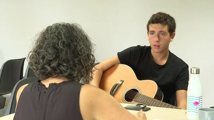 Un jeune artiste suit une formation à Voix du Sud dans le Lot-et-Garonne.&nbsp; (FRANCEINFO)