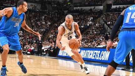 Le meneur français Tony Parker attaque la défense des Dallas Mavericks (JESSE D. GARRABRANT / NBAE / GETTY IMAGES)