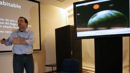 L'astronome Claudio Mello présente la planète Gliese 581, où la vie semble possible