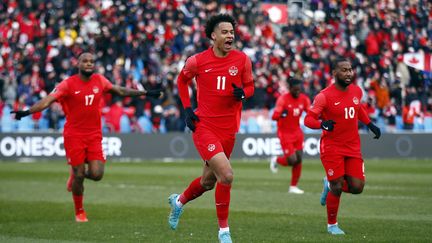 Tajon Buchanan et ses coéquipiers canadiens célèbrent&nbsp;leur victoire face à la Jamaïque, le 27 mars 2022, synonyme de qualification pour la Coupe du monde 2022. (VAUGHN RIDLEY / GETTY IMAGES NORTH AMERICA)