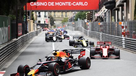 Max Verstappen au volant de la Red Bull, devant la meute de poursuivants, lors du dernier Grand Prix de F1 disputé dans les rues de Monaco, le 26 mai 2019. (BORIS HORVAT / AFP)