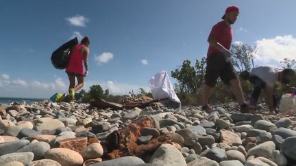 Des habitants nettoient les plages de Saint-Martin. (CAPTURE D'ECRAN FRANCEINFO)