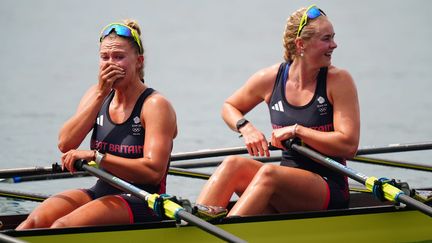 Lola Anderson (à gauche), célébrant sa médaille d'or obtenue en aviron quatre de couple avec ses coéquipières , le 31 juillet, à Vaires-sur-Marne, en Seine-et-Marne. (MIKE EGERTON / MAXPPP)