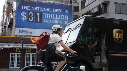 Un panneau d'affichage montrant le montant de la dette aux Etats-Unis, le 19 mai 2023 à Washington (Etats-Unis). (MANDEL NGAN / AFP)