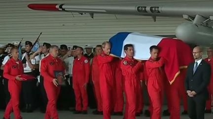 Gard : l'émoi à Saint-Gilles durant l'hommage au pilote du tracker décédé en intervention