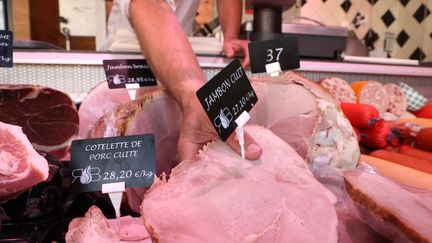 Le lien entre les additifs nitrés dans la charcuterie et le développement de cancers est confirmé par l'ANSES depuis le mois de juillet 2022 (photo d'illustration). (LAURENT REA / MAXPPP)