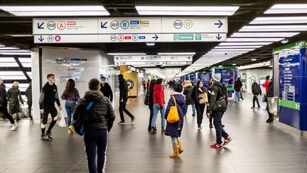 Des usagers à la station Les Halles du métro parisien, le 13 janvier 2021. (JC MILHET / HANS LUCAS / AFP)