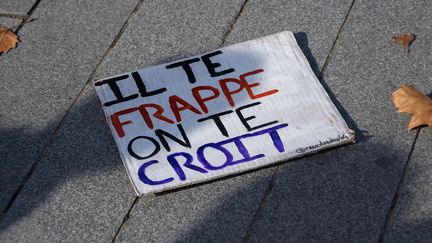 Un panneau contre les violences conjugales lors d'une manifestation à Nantes, le 19 octobre 2024. (ESTELLE RUIZ / HANS LUCAS / AFP)