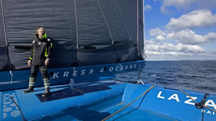 François Gabart à bord du trimaran SVR-Lazartigue, avec lequel il tentera de battre le record du Trophée Jules Verne. (PAUCE / AGENCE LIGNE BLEUE)