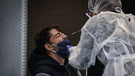 Un test PCR pratiqué au palais des sports de Lyon (Rhône), le 12 octobre 2020.&nbsp; (JEAN-PHILIPPE KSIAZEK / AFP)