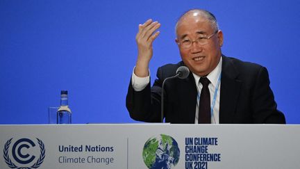 L'envoyé spécial chinois pour le climat, Xie Zhenhua, s'exprime lors d'une conférence de presse commune avec les Etats-Unis à la COP26 à Glasgow (Ecosse, Royaume-Uni), le 10 novembre 2021. (JEFF J MITCHELL / AFP)