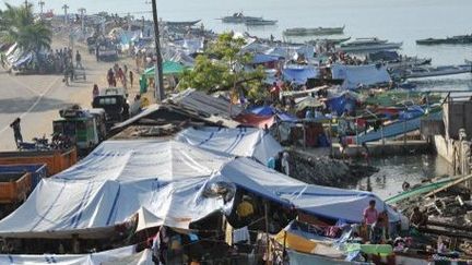 Le bord de mer se transforme en village de toile, où les réfugiés s'entassent. (AFP PHOTO / TED ALJIBE)