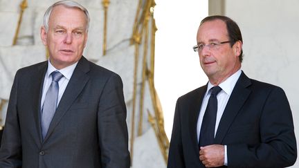 Le Premier ministre, Jean-Marc Ayrault (G), et le pr&eacute;sident de la R&eacute;publique, Fran&ccedil;ois Hollande, le 19 septembre 2012 &agrave; l'Elys&eacute;e. (BERTRAND LANGLOIS / AFP)