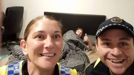 Des policiers australiens font un selfie avec un jeune homme qu'ils viennent de raccompagner chez lui (capture d'écran).&nbsp; (POLICE AUSTRALIENNE / FACEBOOK)