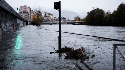 Un épisode durable de précipitations a touché les Alpes, comme ici à Grenoble (Isère), le 1er décembre 2023. (BENOIT PAVAN / HANS LUCAS / AFP)