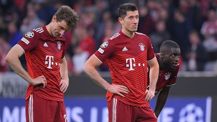 Les Munichois Thomas Müller, Robert Lewandowski et Dayot Upamecano prostrés après l'élimination du Bayern face à Villarreal en quarts de finale de la Ligue des champions, le 12 avril 2022. (JOSE JORDAN / AFP)