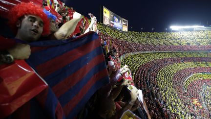 Les supporters dans le stade Camp Nou &agrave; Barcelone (Espagne) lors du match de football opposant le FC Barcelone au Real Madrid, le 7 octobre 2012. (JOSE JORDAN / AFP)