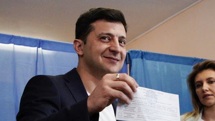 Le comédien Volodymyr Zelensky vote pour la présidentielle en Urkaine, le 21 avril 2019 à Kiev. (JAAP ARRIENS / NURPHOTO / AFP)