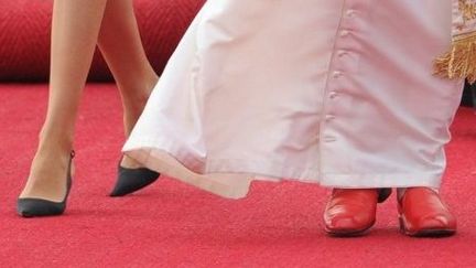 Les chaussures rouges du pape Benoît XVI (AFP/PATRIK STOLLARZ)