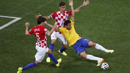 L'attaquant br&eacute;silien Fred&nbsp;simule une faute et obtient un p&eacute;nalty apr&egrave;s une simulation,&nbsp;face &agrave; la Croatie, &agrave; Sao Paulo. C'est la premi&egrave;re pol&eacute;mique du tournoi sur l'arbitrage. ( PAULO WHITAKER / REUTERS)