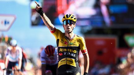 La joie de Primoz Roglic (Jumbo-Visma), vainqueur de la 4e étape du Tour d'Espagne, le 23 août 2022. Le Slovène, triple tenant du titre, a&nbsp;décroché à&nbsp;Laguardia sa dixième victoire en carrière sur la Vuelta. (ANDER GILLENEA / AFP)