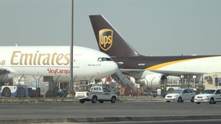 Deux avions cargo sur le tarmac de l'aéroport de Dubaï après l'interception de colis piégés, le 31 octobre 2010 (AFP/KARIM SAHIB)