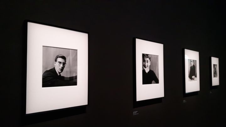 Le portrait de 1957 d'Yves Saint Laurent (g), encore peu connu, dont Irving Penn enregistre à la fois "la fragilité physique et la détermination".  (ANNE CHEPEAU / RADIO FRANCE)