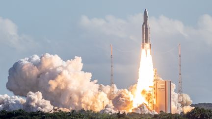 Le décollage d'Ariane 5 le 25 juillet 2018 sur la base de Kourou, en Guyane. (- / AFP)