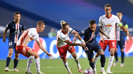 L'attaquant du PSG, Neymar, balle aux pieds, lors du match contre Leipzig, en demi-finale de la Ligue des champions, le 18 août 2020 à Lisbonne (Portugal). (DAVID RAMOS / POOL / AFP)