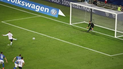 Le penalty d'Antoine Griezmann lors de France - Italie (VALERY HACHE / AFP)