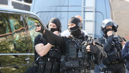 Des policiers déployés devant le lycée Alexis de Tocqueville de Grasse (Alpes-Maritimes), le 16 mars 2017. (VALERY HACHE / AFP)