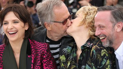 L'acteur échange un premier baiser avec sa partenaire du film "Ma loute" sous les rires de Juliette Binoche et du réalisateur Bruno Dumont.
 (SIMON DECLEVES/SIPA)