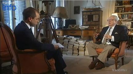 Jean-Marie Le Pen et Guillaume Daret ( France 2). Saint-Cloud (Hauts de Seine) 5 mai 2015. ( CAPTURE ECRAN FRANCE 2)