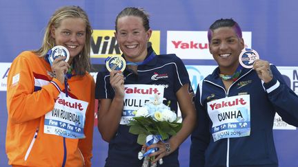  (Aurélie Muller, médaille d'or autour du cou sur le podium. © Maxppp)