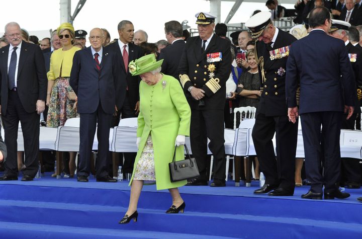 &nbsp; (Dernière grande apparition de la reine d'Angleterre, lors des cérémonies de commémoration du 70ème anniversaire du débarquement en Normandie, l'année dernière.  © Maxppp)