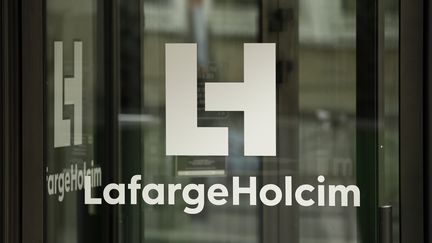 Le logo du cimentier Lafarge au sigèe du groupe.. (YOAN VALAT / EPA)