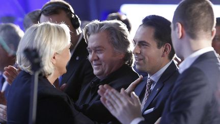 Marine Le Pen, Steve Bannon et Tom Van Grieken (Vlaams Belang), lors d'un évènement organisé à Bruxelles, le 8 décembre 2018.&nbsp; (NICOLAS MAETERLINCK / BELGA MAG)